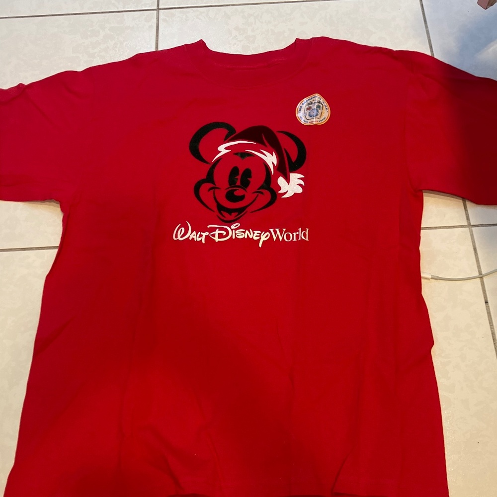 Priced to sell vintage Disney Y2K Christmas, red T-shirt.